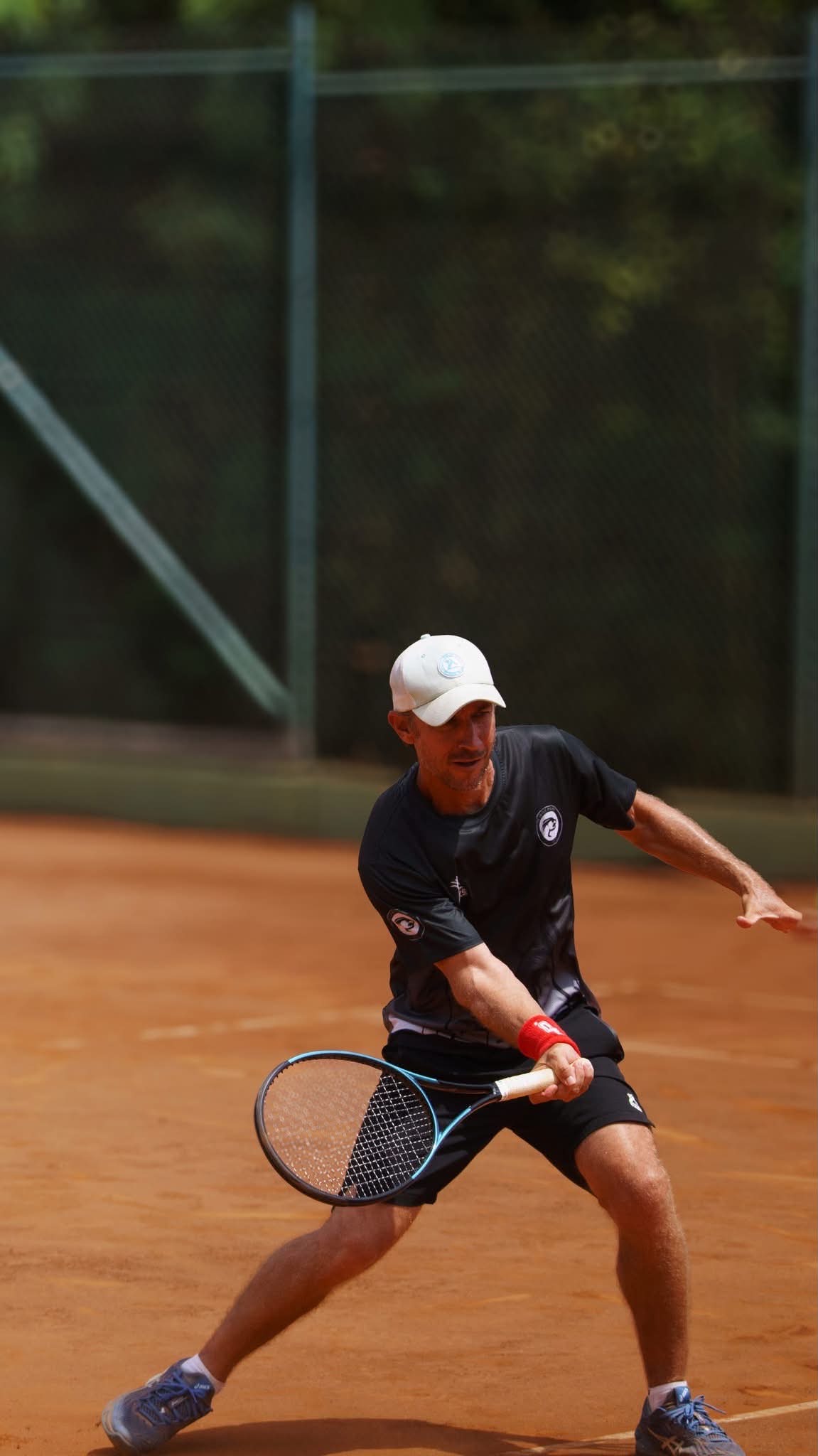 Cédric Dupuy en action sur un court de tennis